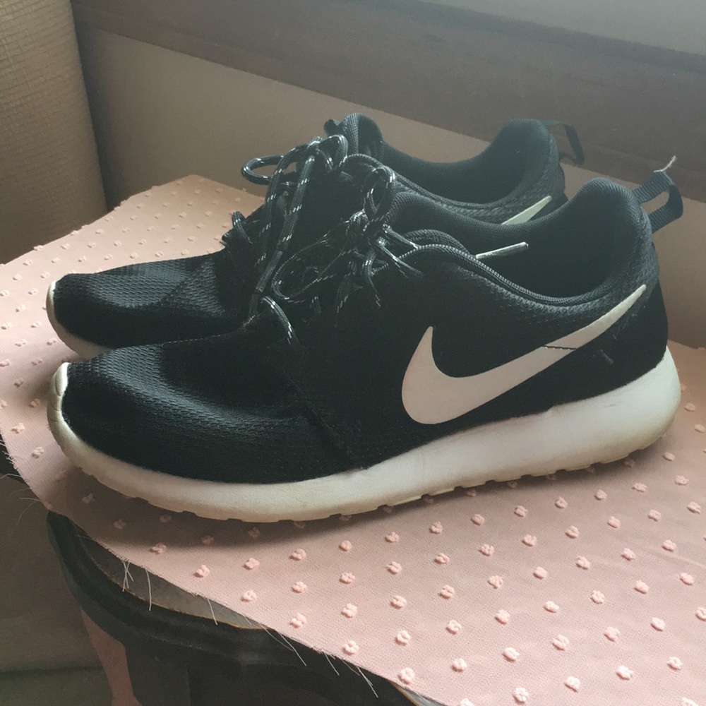 Nike Black Roshes